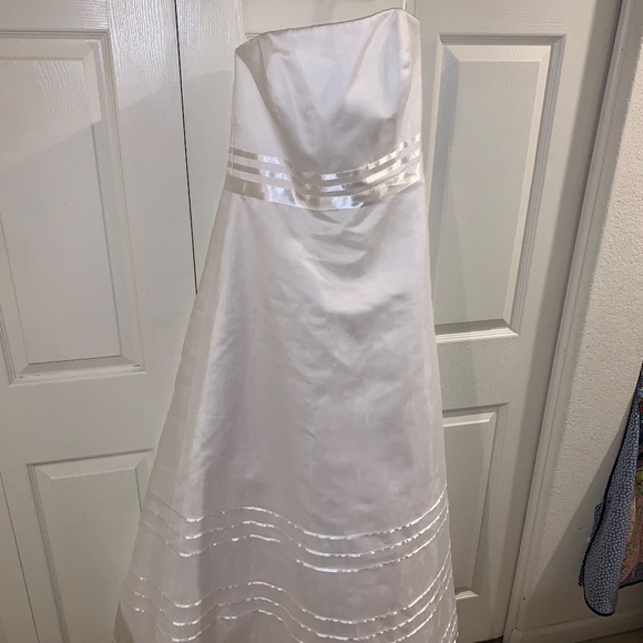 David's Bridal White Strapless Satin Wedding Dress - Size 16 - New in Box - Picture 1 of 16